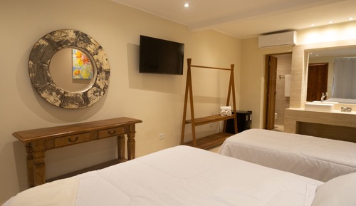 Habitación triple económica, no fumadores, en la zona del patio