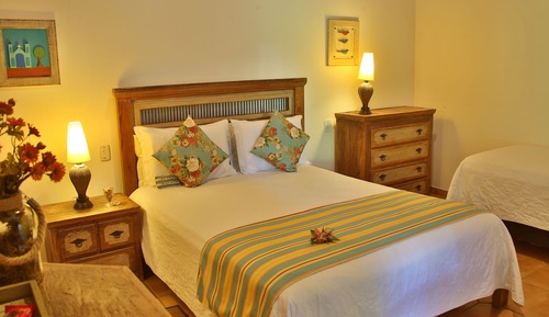 Habitación superior, varias camas, vistas a la piscina (Beija-flor)