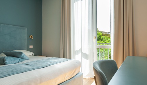 Habitación Deluxe con 1 cama doble o 2 individuales, vistas parciales al mar