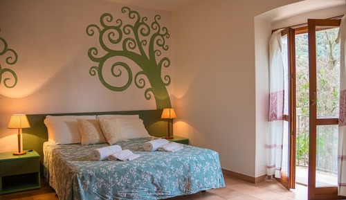 Habitación básica con 1 cama doble o 2 individuales, vistas al jardín