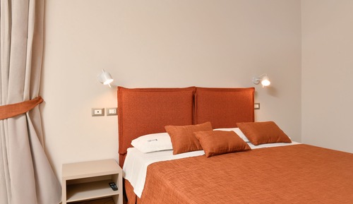 Habitación triple Confort, baño privado (LAERTE)