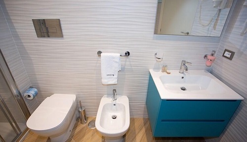 Habitación triple Confort, baño privado (ZEUS)