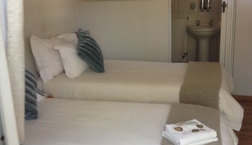 Habitación Confort con 2 camas individuales, varias camas, frigorífico y microondas