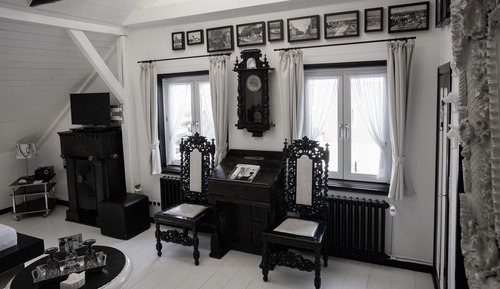 Habitación (Schwarz-Weiss-Zimmer)