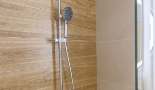 Habitación económica doble, baño privado, vistas a la ciudad