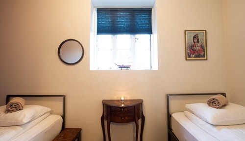 Habitación con 2 camas individuales, 2 camas individuales, baño compartido, planta baja