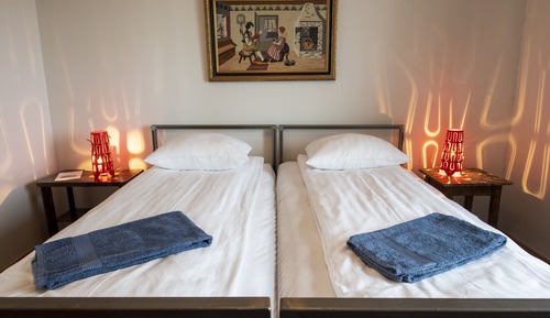 Habitación con 1 cama doble o 2 individuales, baño compartido