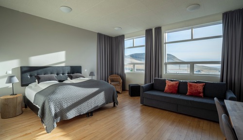 Habitación doble superior, 1 cama de matrimonio grande con sofá cama, baño privado, vistas al mar