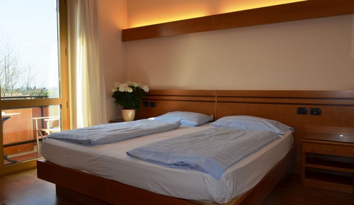 Habitación superior con 1 cama doble o 2 individuales, balcón