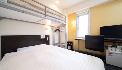 Habitación doble, no fumadores (with a Loft Bed)