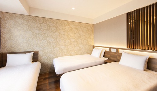 Habitación superior con 2 camas individuales (with Sofa Beds, High Floor)