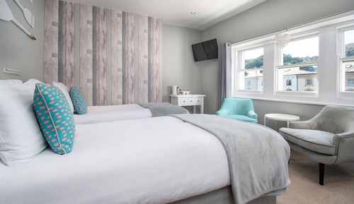 Habitación superior con 1 cama doble o 2 individuales, vistas parciales al mar