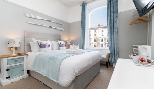 Habitación doble superior, 1 cama de matrimonio grande, vistas parciales al mar