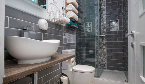 Habitación superior con 1 cama doble o 2 individuales, vistas parciales al mar