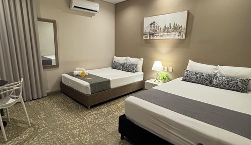 Habitación con 2 camas individuales, 2 camas dobles