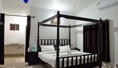 Deluxe Double Room, 1 King Bed, Pool View