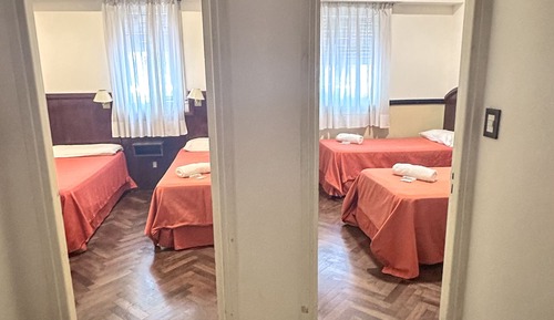 Habitación, varias camas