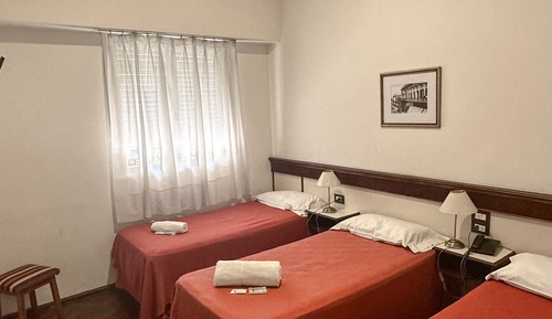 Habitación triple, varias camas