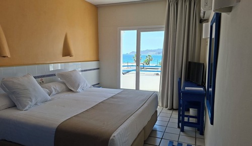 Habitación doble con vistas al mar lateralmente
