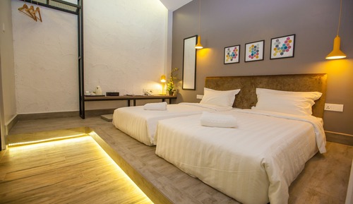 Habitación superior con 2 camas individuales, sin ventanas