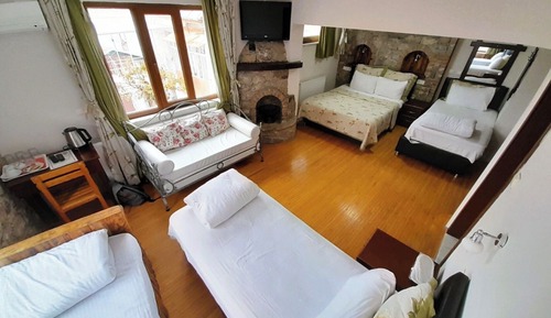 Habitación cuádruple, vistas parciales al lago