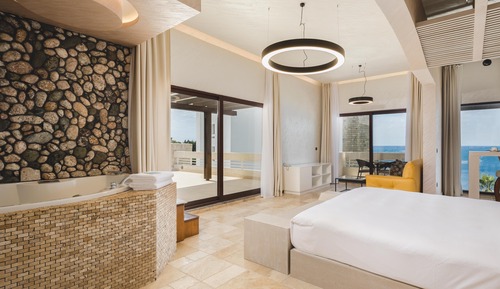 Suite, bañera de hidromasaje, vistas al mar