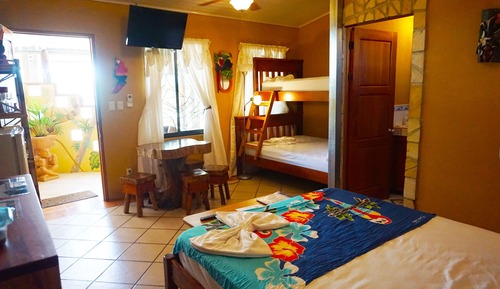 Cabaña familiar, varias camas, vistas a la piscina