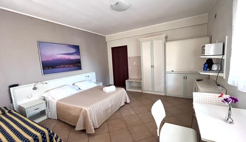 Estudio familiar, 1 cama de matrimonio con sofá cama, cocina básica, vistas al mar