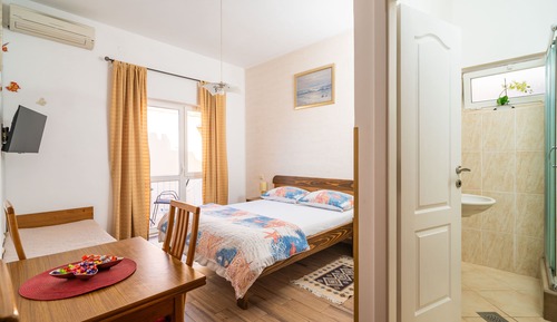 Estudio, balcón, vistas parciales al mar