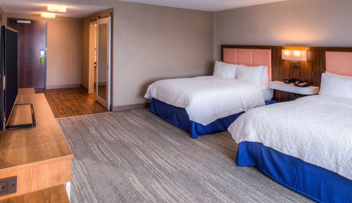 Habitación, 2 camas de matrimonio, accesible para personas con discapacidad (Mobility & Hearing)