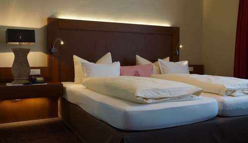 Habitación superior, 1 cama doble con sofá cama, vistas al jardín (with Sofabed)