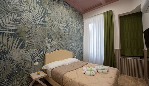 Habitación superior, 1 habitación, baño privado (via guglielmo san felice 24, 5 floor)