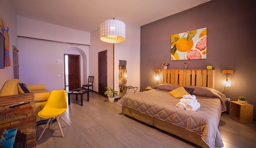 Suite, en edificio anexo (P.za Dante,Vico Carceri San Felice 13)