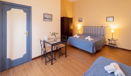 Habitación familiar, balcón, en edificio anexo (via DONNALBINA 56)