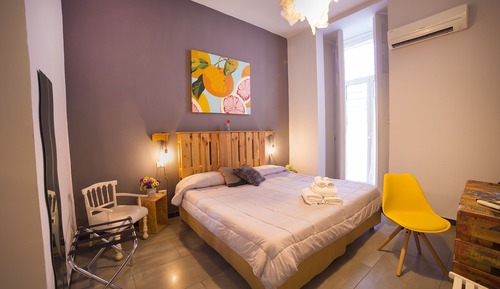 Habitación superior, en edificio anexo (P.za Dante,Vico Carceri San Felice 13)