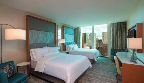 Habitación, 2 camas de matrimonio (Mobility Accessible, Roll-In Shower)