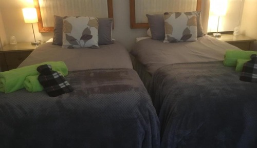 Habitación con 2 camas individuales, baño privado