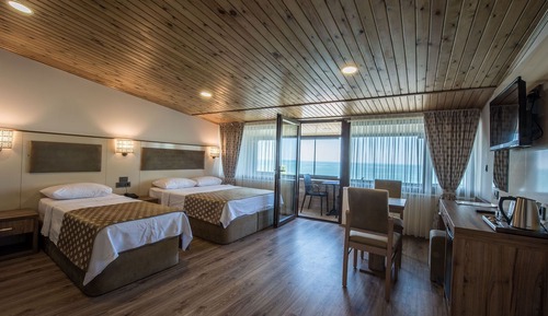 Balkonlu Deniz Manzarali Oda