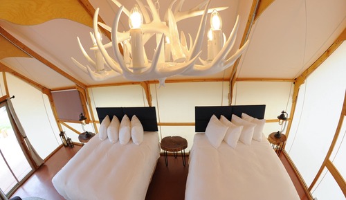 Tienda Confort, 2 camas de matrimonio, baño compartido, vistas a la montaña