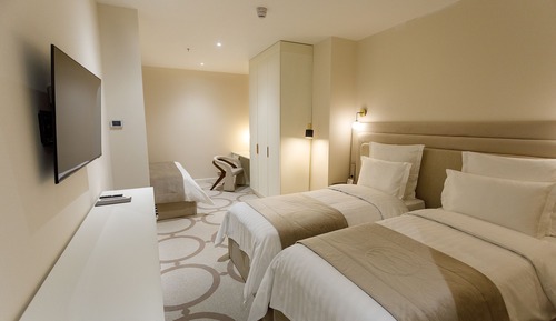 Habitación cuádruple clásica, varias camas, no fumadores, sin ventanas