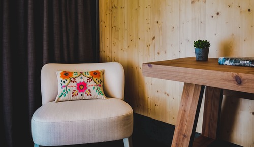 Habitación estándar con 1 cama doble o 2 individuales, vistas parciales al mar
