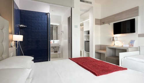 Habitación triple estándar, 1 cama de matrimonio con sofá cama