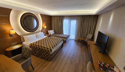 Habitación triple estándar, vistas parciales al mar