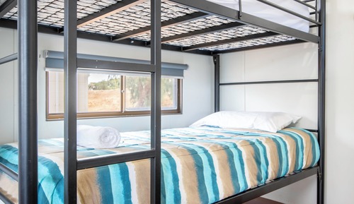 Cabaña, varias camas, baño privado