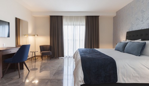 Habitación Deluxe con 1 cama doble o 2 individuales, bañera de hidromasaje, vistas a la ciudad