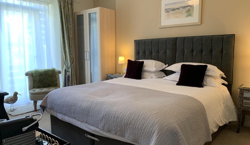 Habitación estándar con 1 cama doble o 2 individuales, baño privado (Second Floor)