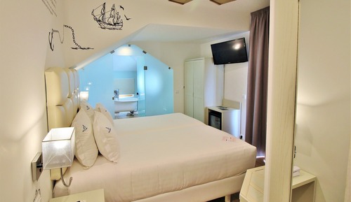 Habitación con 2 camas individuales, bañera