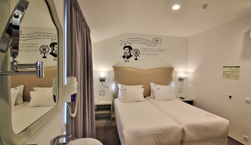 Habitación con 2 camas individuales, balcón