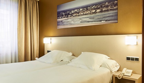 Habitación con 2 camas individuales, vistas a la ciudad