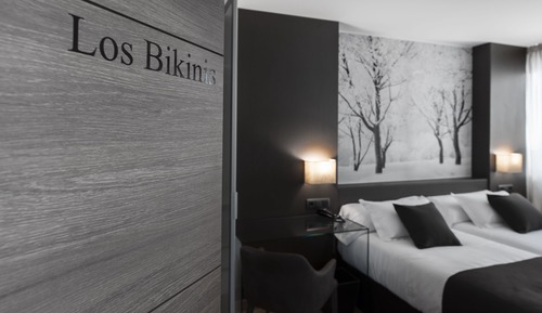 Habitación superior con 1 cama doble o 2 individuales ( Los Bikinis)